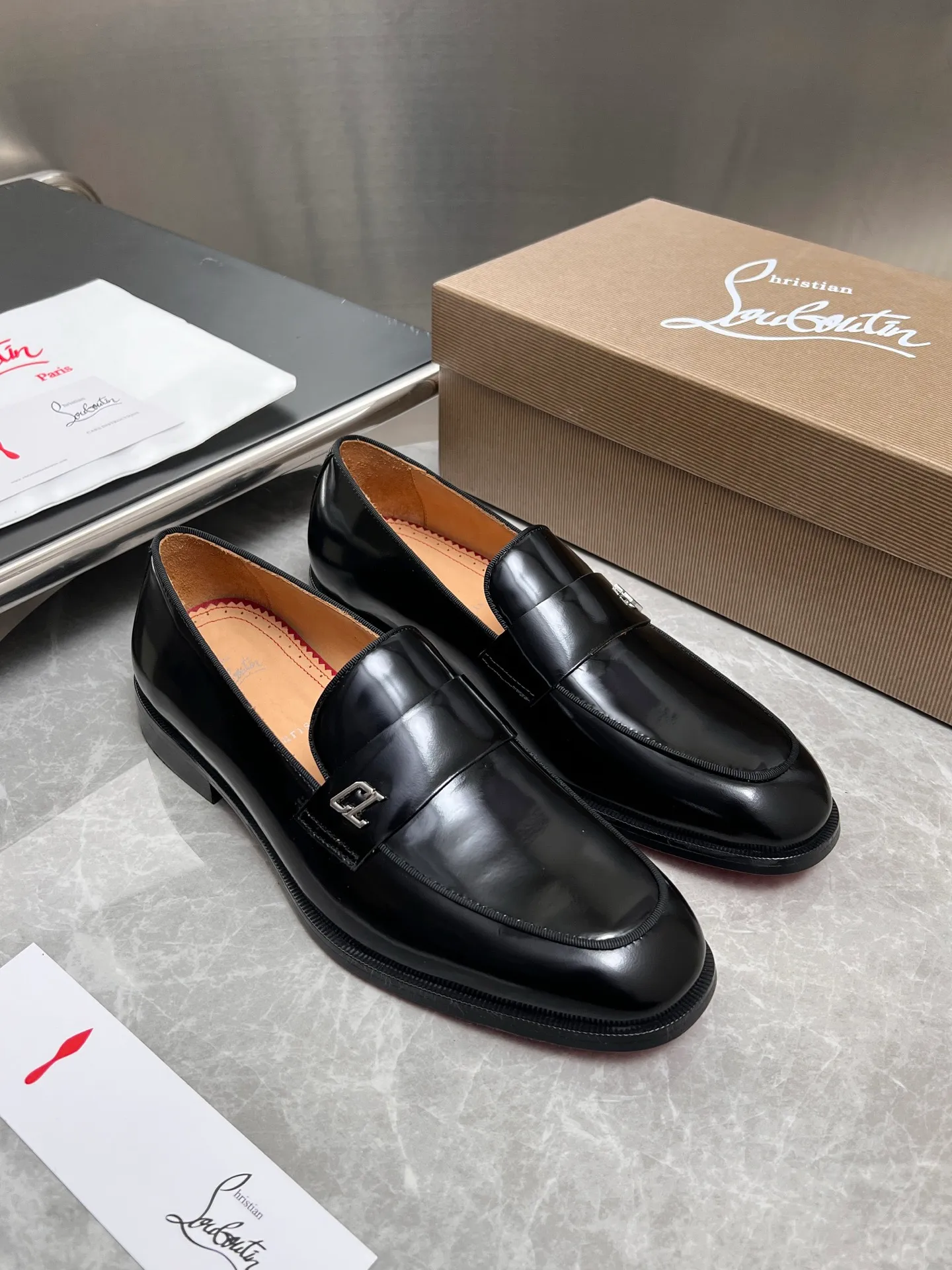 [CL red sole] Top P: 900💰 Number of yards: 39~44 (38.4546. Customized, non-refundable) CL new men's formal shoes Loaf leather shoes Christia* Loubouti* red sole shoes The red sole is luxurious and elegant, reshaping the style boundary of casual formal wear. It is extremely innovative in material selection, and creates a rich visual and tactile experience through the collision of different materials! Made of top-grade calfskin/glossy patent leather/spliced ​​technical fabric in contrasting colors. The upper is stitched by hand with fine and even stitching. It is based on the square-toe loafer shoe shape, with neat and elegant lines, which fits the toughness of men's wear. The upper is embellished with metal rivets, injecting individual details into classic loafers, breaking the mediocrity of casual shoes, and giving a concrete expression of "low-key luxury". From the original color/red cowhide lining inside the shoe to the instantly recognizable red sole, the "red sole" is not only the brand's visual identity, but also a "luxury codeword" when walking. The red sole exposed inadvertently conveys taste and identity instantly. From the innovative splicing of materials, to the personalized fusion of design, to the ingenious inheritance of craftsmanship, the Christian Louboutin men's loafer series is not only a pair of casual shoes, but also a "yuppie style" dressing weapon for men. Whether it is a casual business meeting or a casual look for daily travel, it can help you become a unique and stylish man in every occasion with its "red Loaf" attitude.
